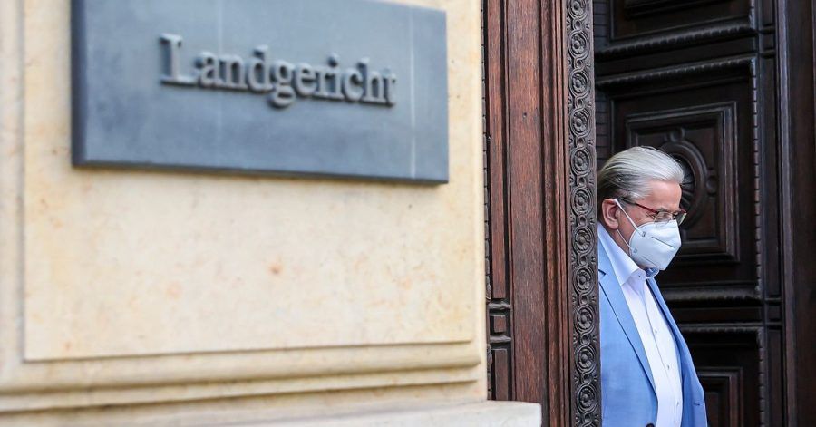 Der frühere MDR-Unterhaltungschef Udo Foht verlässt nach dem ersten Prozesstag am Donnerstag das Landgericht Leipzig.