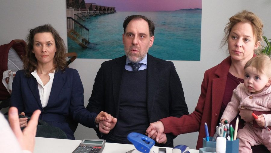 "Annie und das geteilte Glück": Annie (Bernadette Heerwagen), die die kleine Lotte (Isabelle Schulz) auf dem Arm hat, sitzt mit ihrem Mann Ralf (Thomas Loibl) und ihrer besten Freundin Tine (Kathrin von Steinburg, l.) in einem Büro des Sozialreferats einer Sachbearbeiterin gegenüber und lässt sich von dieser beraten. (ili/spot)