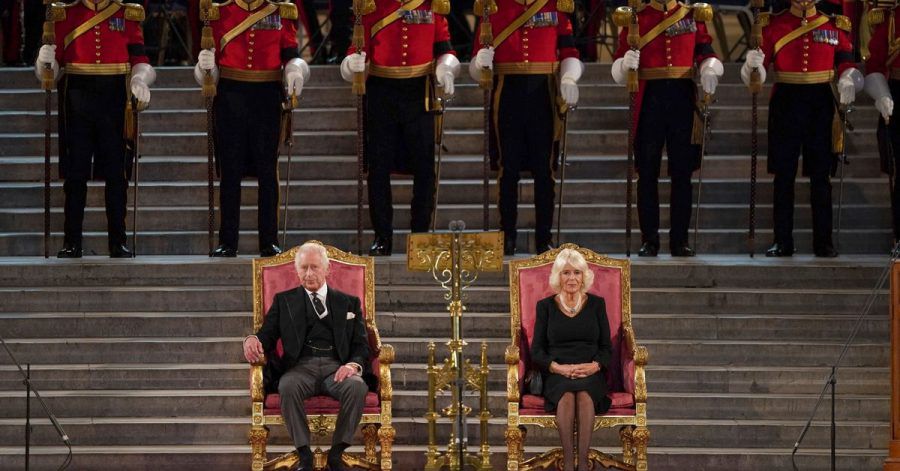 König Charles III. und seine Frau Camilla in der Westminster Hall.