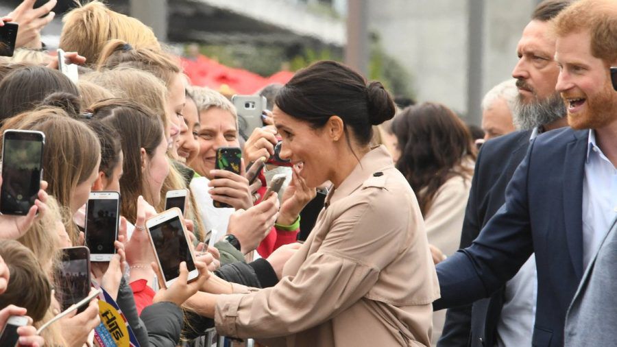Hatte Herzogin Meghan ein Problem damit, den Leuten bei ihrer Australien-Tour 2018 die Hände zu schütteln? (eee/spot)
