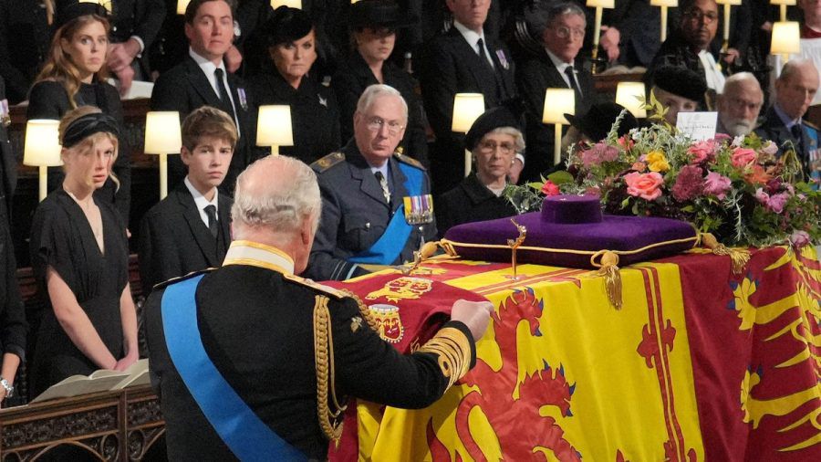 Ein geschichtsträchtiger Moment während des Gottesdienstes zu Ehren der Queen. (stk/spot)