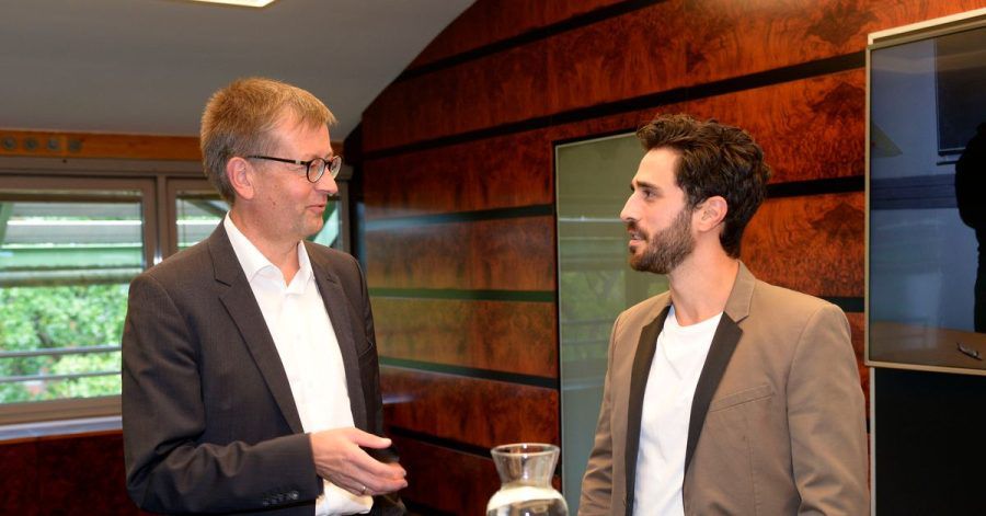 Bundesdrogenbeauftragter Burkhard Blienert (l), unterhält sich am Set von «GZSZ» mit Schauspieler Jan Kittmann, dessen Figur seit einigen Monaten zurück in die Glücksspielsucht gefallen ist und nun mit den Konsequenzen kämpft.