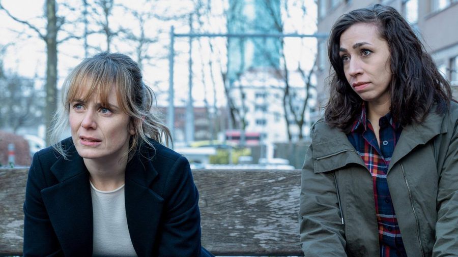 Die Schauspielerinnen Anna Pieri Zuercher (l.) und Carol Schuler schlüpfen im "Tatort: Risiken mit Nebenwirkungen" erneut in ihre Kommissarinnenrollen Isabelle Grandjean und Tessa Ott. (amw/spot)