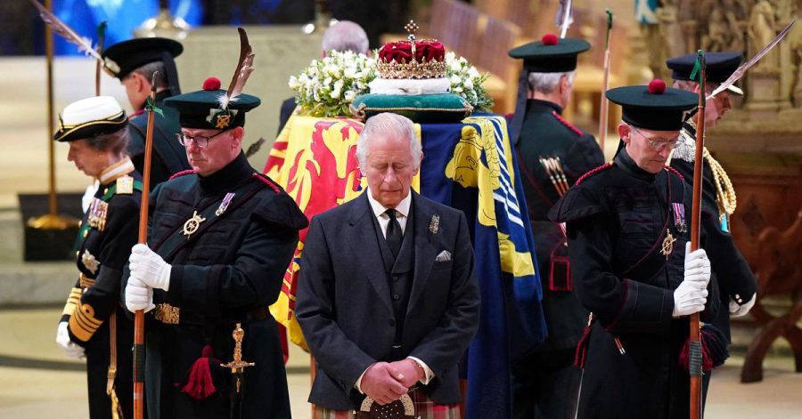 König Charles III. (M), Prinzessin Anne (l), Prinz Andrew und Prinz Edward halten eine Mahnwache am Sarg der Queen.