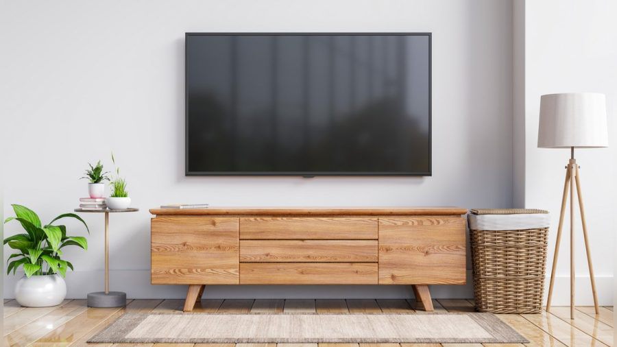 Welche Technik man sich an die Wand hängt, macht sich auch beim Fernseher in Sachen Stromverbrauch bemerkbar. (elm/spot)