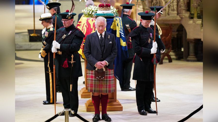 König Charles III. positionierte sich mit seinen Geschwistern am Sarg. (jom/spot)