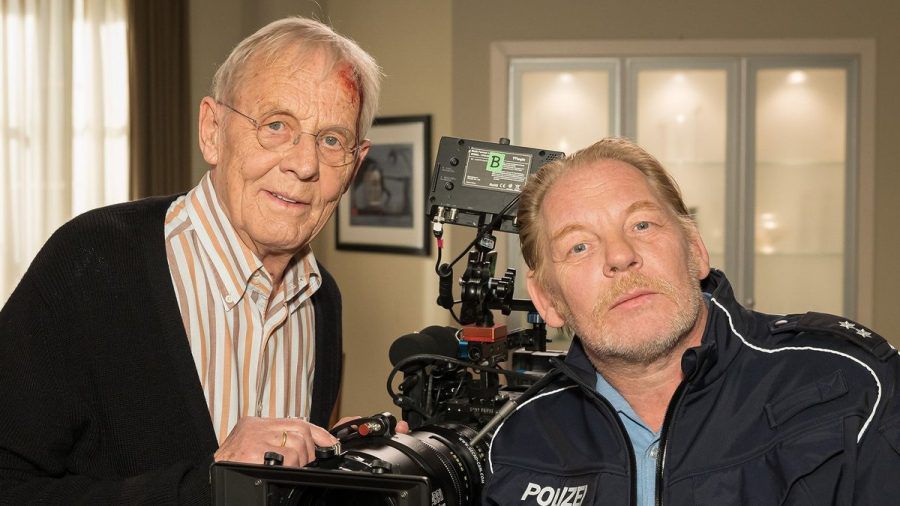 Rolf Becker (l.) und Ben Becker beim Dreh für "In aller Freundschaft". (wue/spot)
