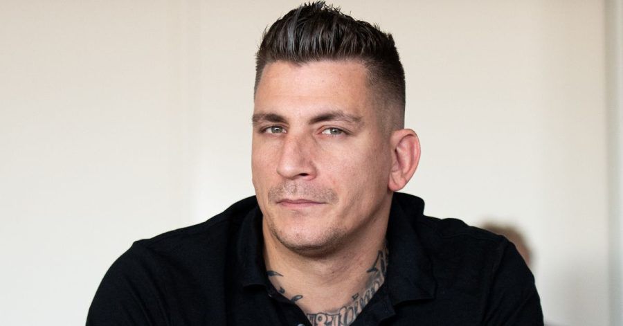 Rapper Gzuz (bürgerlich Kristoffer Jonas Klauß) sitzt in einem Gerichtssaal im Landgericht.