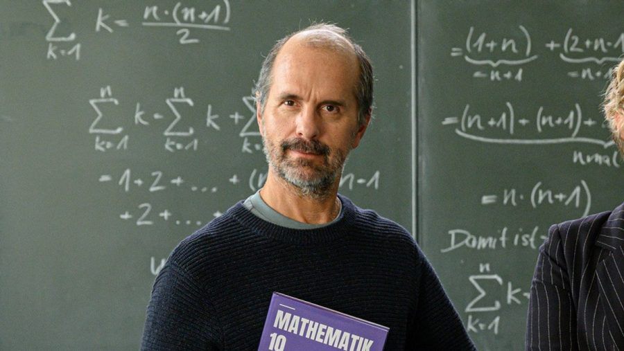 Christoph Maria Herbst spielt in "Lehrer kann jeder!" den Mathematiker Richard Glossat, der zum Lehrer wird. (ili/spot)