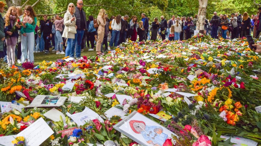 Unzählige Blumen, Bilder und Zeichnungen wurden zu Ehren der Queen niedergelegt. (stk/spot)