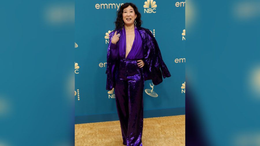Sandra Oh in ihrem lila Hosenanzug bei den Emmys. (ili/spot)