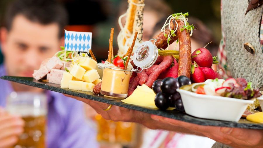 Das Oktoberfest lädt mit vielen Köstlichkeiten zum Schlemmen ein: So kommt man fit und schlank durch die Wiesn-Zeit. (the/spot)