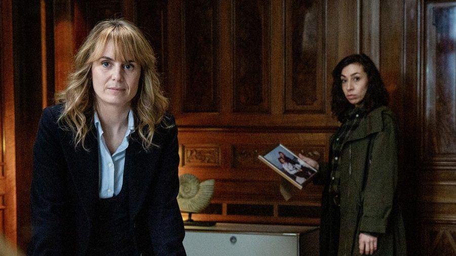 Die Kommissarinnen Isabelle Grandjean (Anna Pieri Zürcher, li.) und Tessa Ott (Carol Schuler) müssen im "Tatort: Risiken mit Nebenwirkungen" in einer Anwaltskanzlei aufschlagen. (amw/spot)
