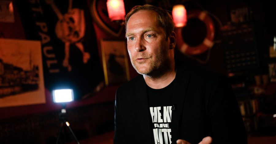 Sänger Thees Uhlmann wird in der Astra Stube im Stadtbezirk Neukölln in Berlin interviewt.