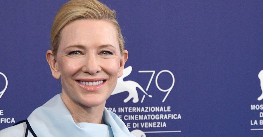 Die Schauspielerin Cate Blanchett lächelt in Venedig in die Kameras.