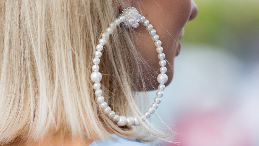 Perlen um den Hals und an den Ohren: Im Jahr 2022 dreht sich bei den Accessoires alles um Pearlcore. (the/spot)