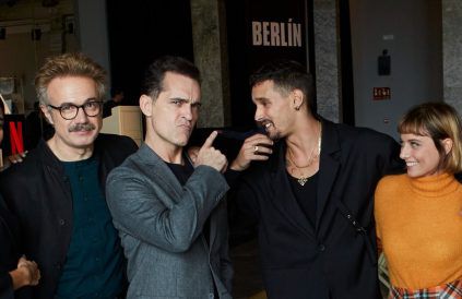 Pedro Alonso (3.v.l.) inmitten seiner neuen Crew aus dem Netflix-Spin-off "Berlin". (lau/spot)