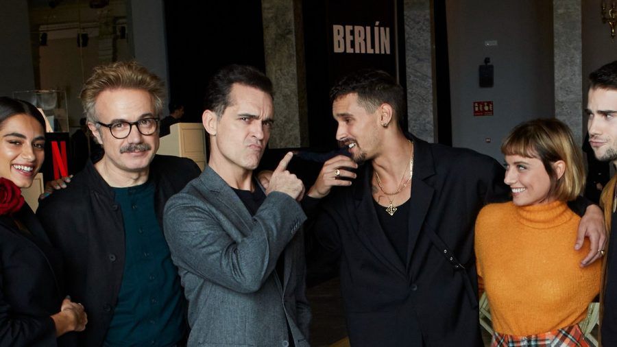 Pedro Alonso (3.v.l.) inmitten seiner neuen Crew aus dem Netflix-Spin-off "Berlin". (lau/spot)