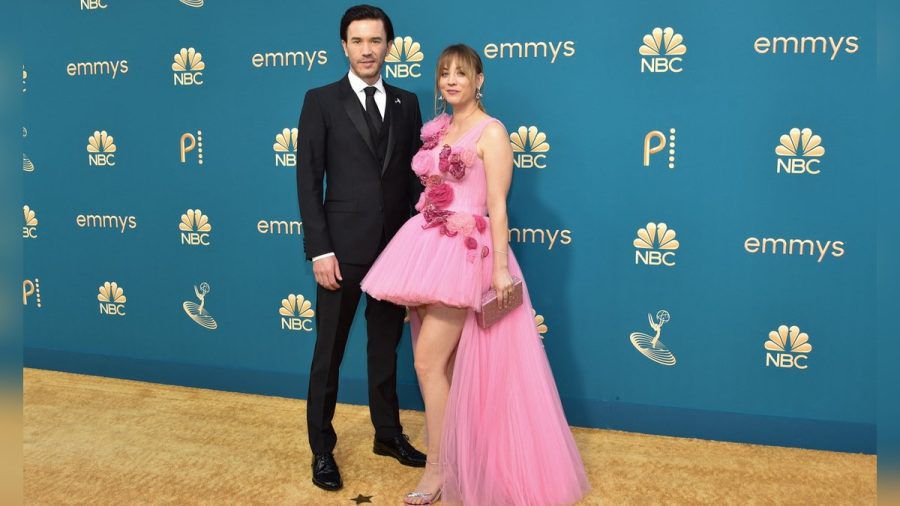 Kaley Cuoco und Tom Pelphrey bei ihrem Red-Carpet-Debüt bei den Emmy Awards. (ili/spot)