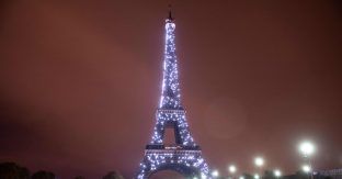 Bislang leuchtete der Eiffelturm in Paris bis tief in die Nacht, aber künftig gehen die Lichter wegen der Energiekrise bereits um 23.45 Uhr aus.