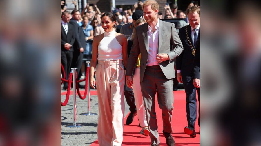 Herzogin Meghan und Prinz Harry auf dem roten Teppich in Düsseldorf. (hub/spot)