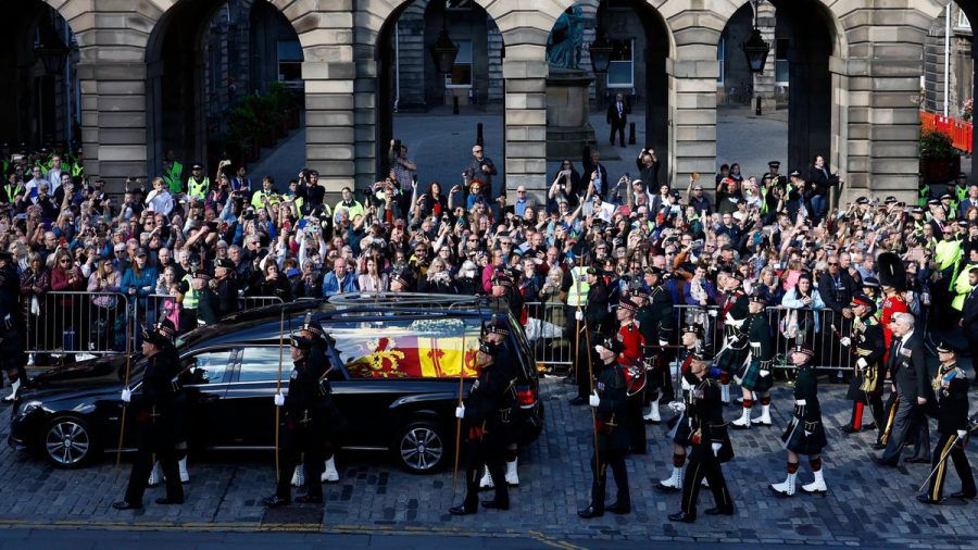 Tausende Menschen wollen sich im schottischen Edinburgh von Queen Elizabeth II. verabschieden. (ili/spot)