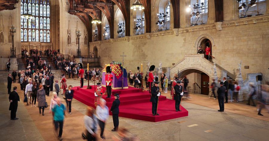 14 Stunden Wartezeit: Zehntausende Trauernde nehmen Abschied von der Queen.