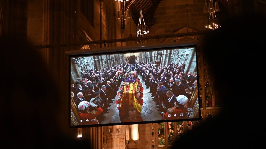 Das Staatsbegräbnis für die Queen verfolgten viele Menschen weltweit an den Fernsehern. (hub/spot)
