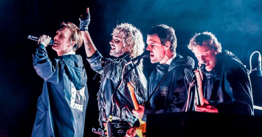Die Band „Kraftklub“ steht bei der Eröffnung des Reeperbahn-Festivals gemeinsam mit Sänger Bill Kaulitz (2. v l) auf der Bühne.