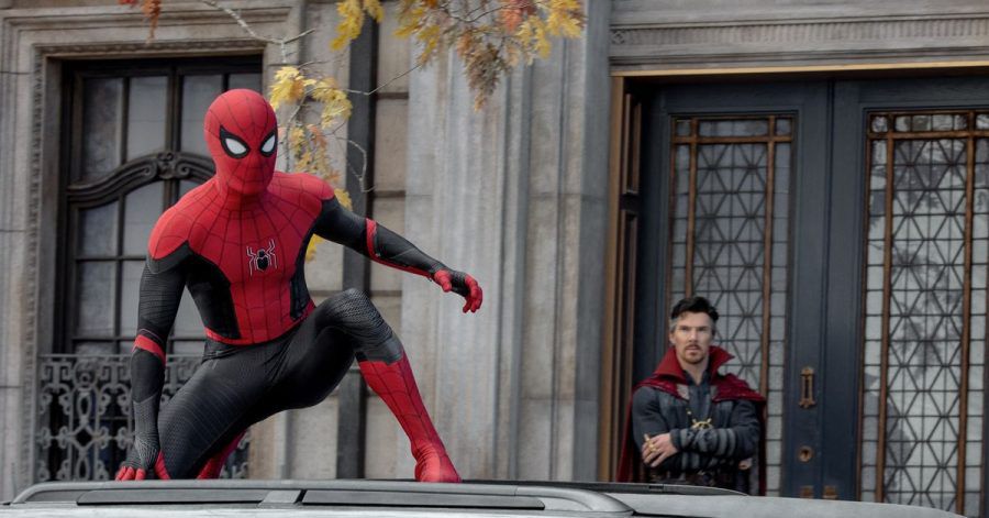 Tom Holland als Peter Parker (l) wendet sich in «Spider-Man: No Way Home» an Doctor Stephen Strange (Benedict Cumberbatch).