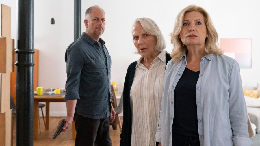 "Die Kanzlei: Blutlinien": Isa von Brede (r.) und ihre Mutter Marion (Marie Anne Fliegel) werden von Egin von Brede (Frank Röth) bedroht. (cg/spot)
