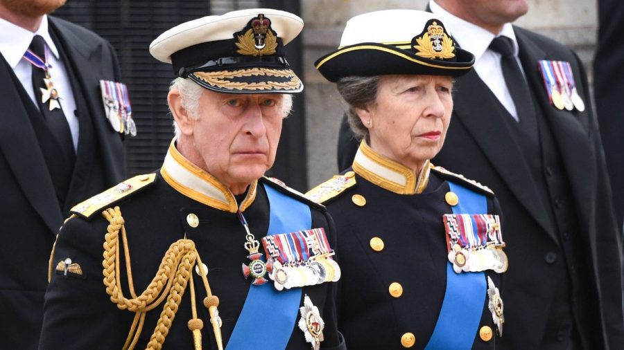 König Charles III. und seine Schwester, Prinzessin Anne, trauern um die Queen. (tae/spot)