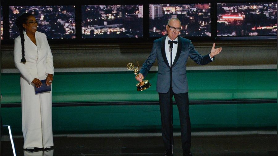 Primetime Emmy Awards 2022: Michael Keaton bekam den ersten Preis des Abends von Oprah Winfrey überreicht. (ili/spot)