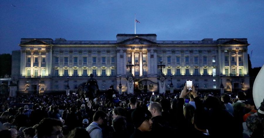 Trauernde versammeln sich vor dem Buckingham Palast, nachdem der Tod der britischen Königin Elizabeth II. bekannt gegeben wurde.