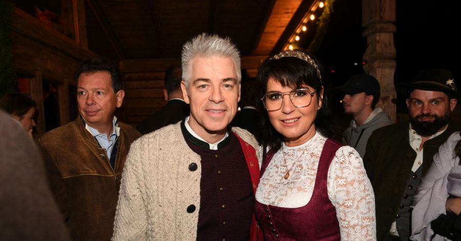 Der Comedian Michael Mittermeier und seine Frau Gudrun feiern beim «Almauftrieb» im Käfer-Zelt auf dem Oktoberfest.