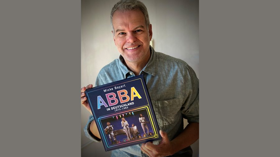 Micke Bayart mit seinem ABBA-Buch