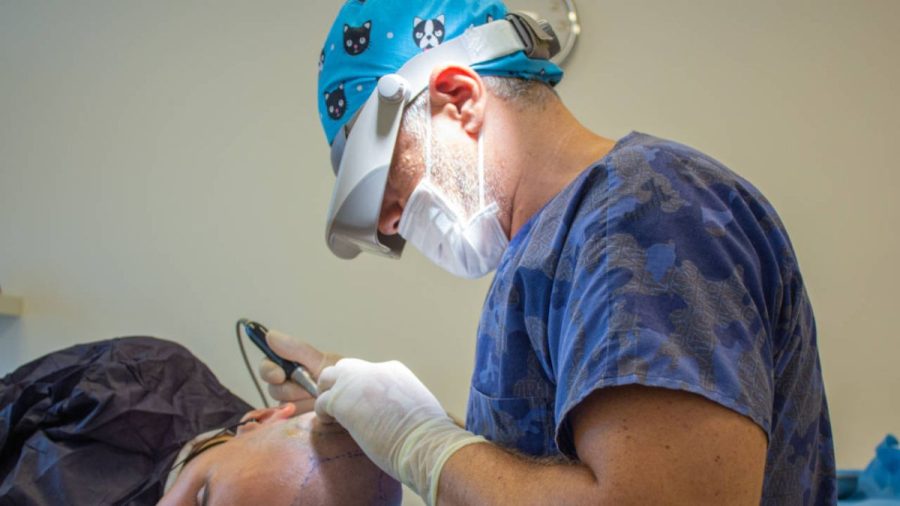 Dr. Erkan Demirsoy führt alle wesentlichen Schritte der Haarverpflanzung selbst durch