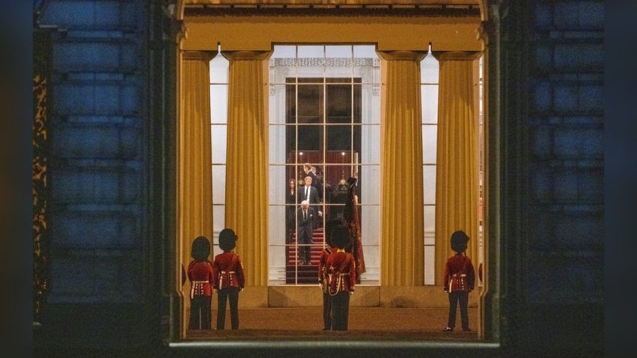 Ein erstes Foto von Dienstagnacht zeigt die Stimmung im Buckingham Palast. (ili/spot)