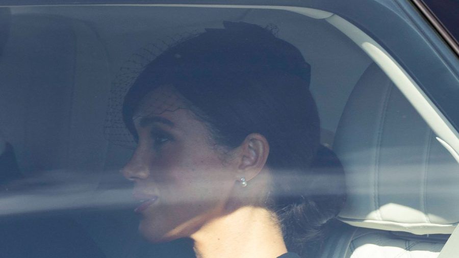 Herzogin Meghan auf der Fahrt nach Westminster Hall mit den Perlenohrringen der Queen. (dr/spot)