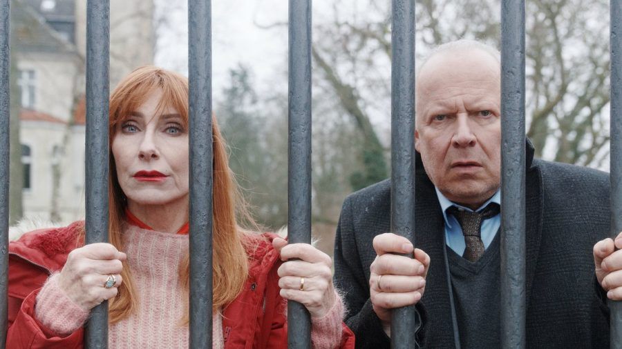"Familie Bundschuh - Unter Verschluss": Coronabedingt dürfen die Bundschuhs (Andrea Sawatzki, Axel Milberg) ihr Grundstück nicht verlassen. (cg/spot)