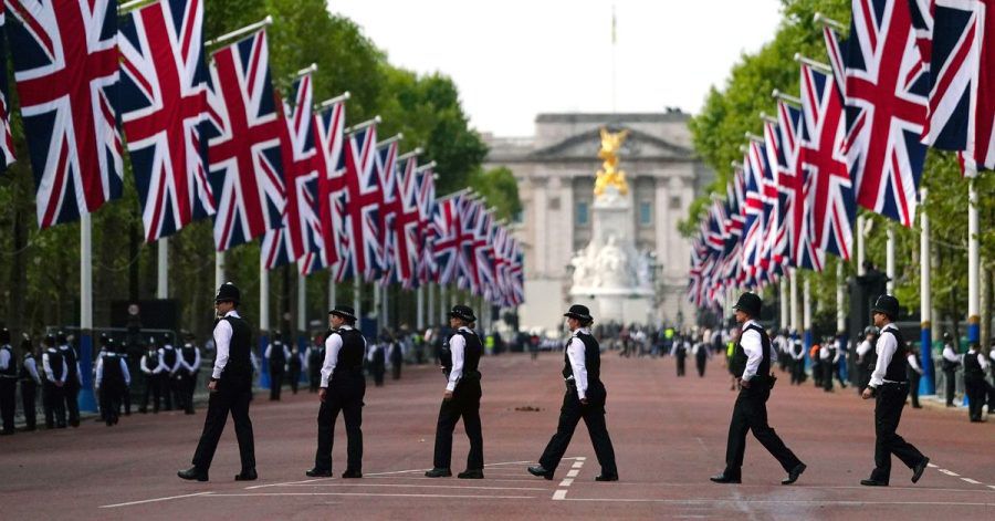 Polizisten versammeln sich entlang der Mall vor der feierlichen Prozession des Sarges von Königin Elizabeth II. vom Buckingham Palace zur Westminster Hall.