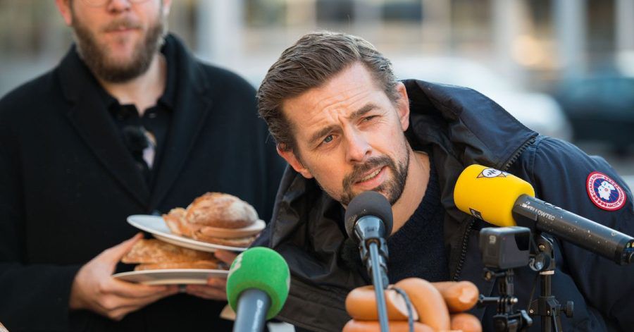 Mann mit Würsten - und vielen Talenten: Als Moderator wurde Klaas Heufer-Umlauf bekannt. Doch auch als Musiker und Schauspieler ist der 39-Jährige unterwegs.