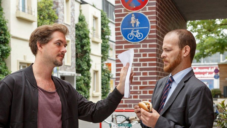 "Unter uns": Tobias (r.) erkennt, dass Davids vermeintliche Finte ein echter Notfall ist. (cg/spot)