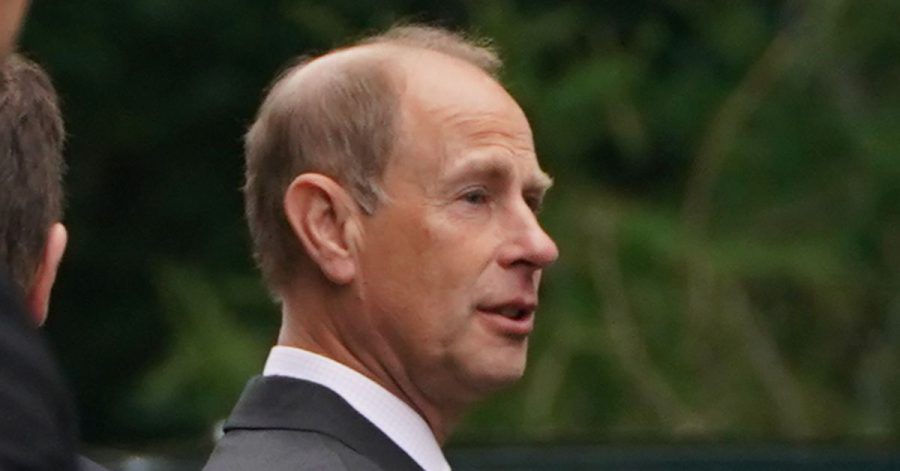 Prinz Edward, Graf von Wessex und Bruder des britischen Königs Charles III., nimmt nach dem Tod seiner Mutter an einem Gottesdienst in der Crathie Kirk Kirche in Schottland teil.