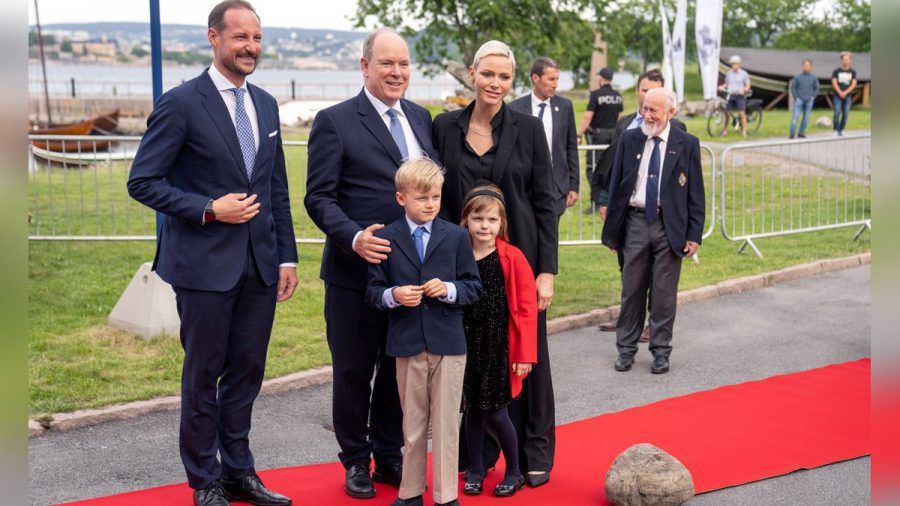 Fürst Albert II., Fürstin Charlène, die Zwillinge Jacques und Gabriella und ganz links Kronprinz Haakon bei einer Ausstellungseröffnung in Oslo. (hub/spot)
