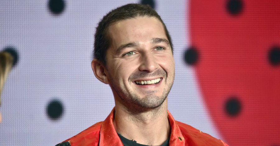 Shia LaBeouf erinnert an seine verstorbene Mutter.