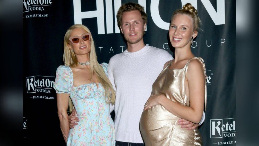 Paris Hilton (li.) mit ihrem Bruder Barron und dessen Frau Tessa im Juni. (tae/spot)