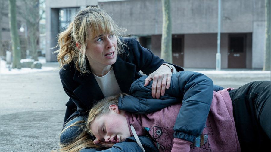 "Tatort: Risiken mit Nebenwirkungen": Kommissarin Isabelle Grandjean (Anna Pieri Zürcher) kümmert sich um Klara Canetti (Anouk Petri), die zusammengebrochen ist. (cg/spot)