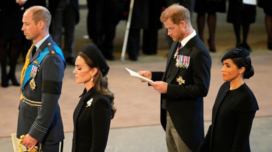 Prinz William mit Prinzessin Kate und Prinz Harry und Herzogin Meghan nach dem Trauerzug in Westminster Hall. (dr/spot)