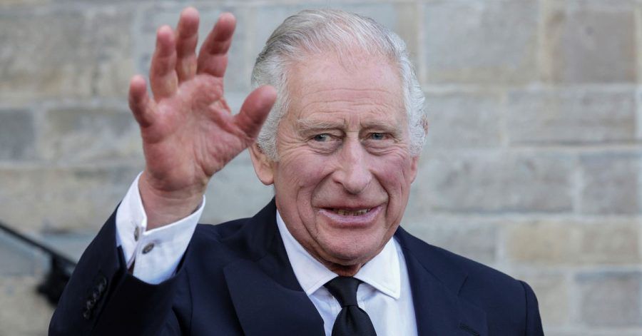 König Charles III. trifft zu einem Empfang für lokale Wohltätigkeitsorganisationen im Cardiff Castle in Wales ein.